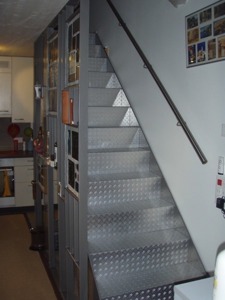 Raumtrenner- Bestehend aus Wandgestell und Treppe mit Handlauf